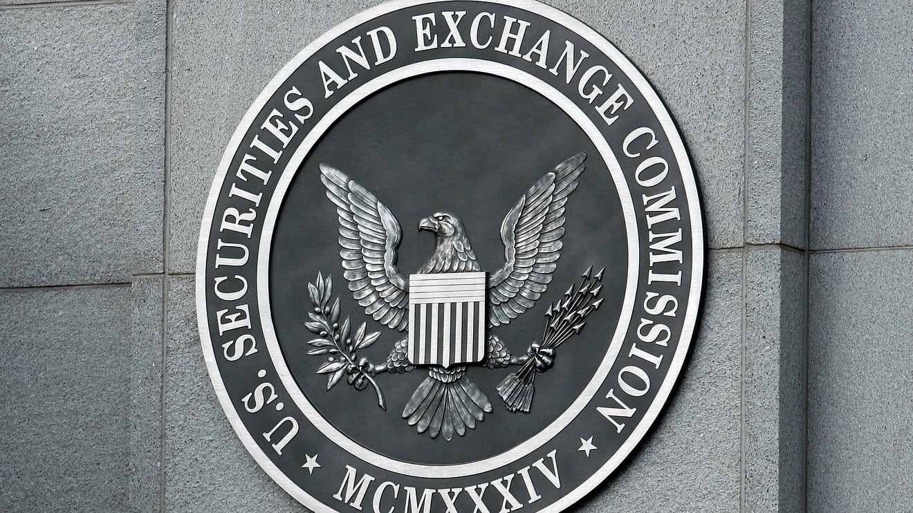 SEC заморозила деятельность биткоин-трейдера, акции которого выросли на 7000%