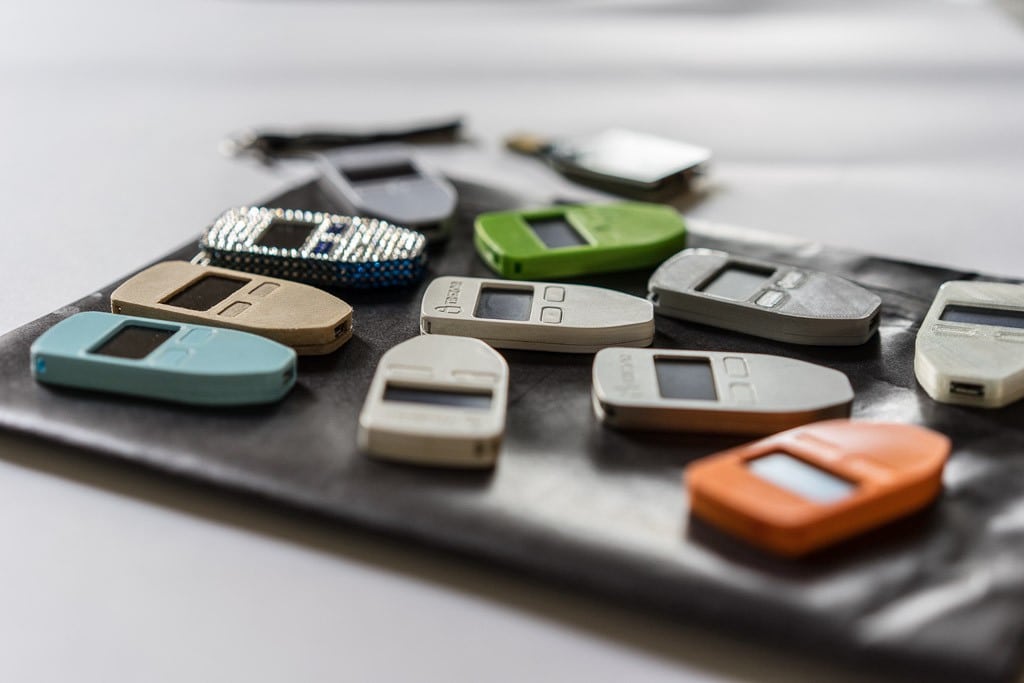 В аппаратные кошельки Trezor добавлены новые опции