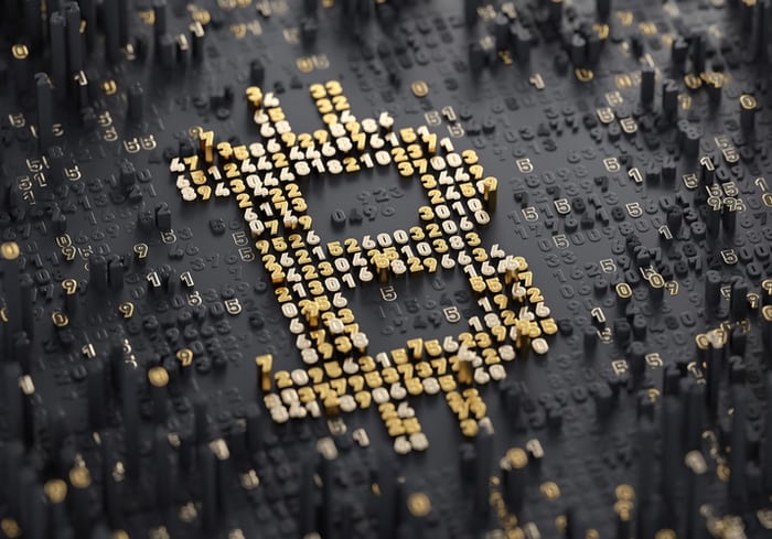Биткоин-прогнозы: от $2500 до $35 тыс.