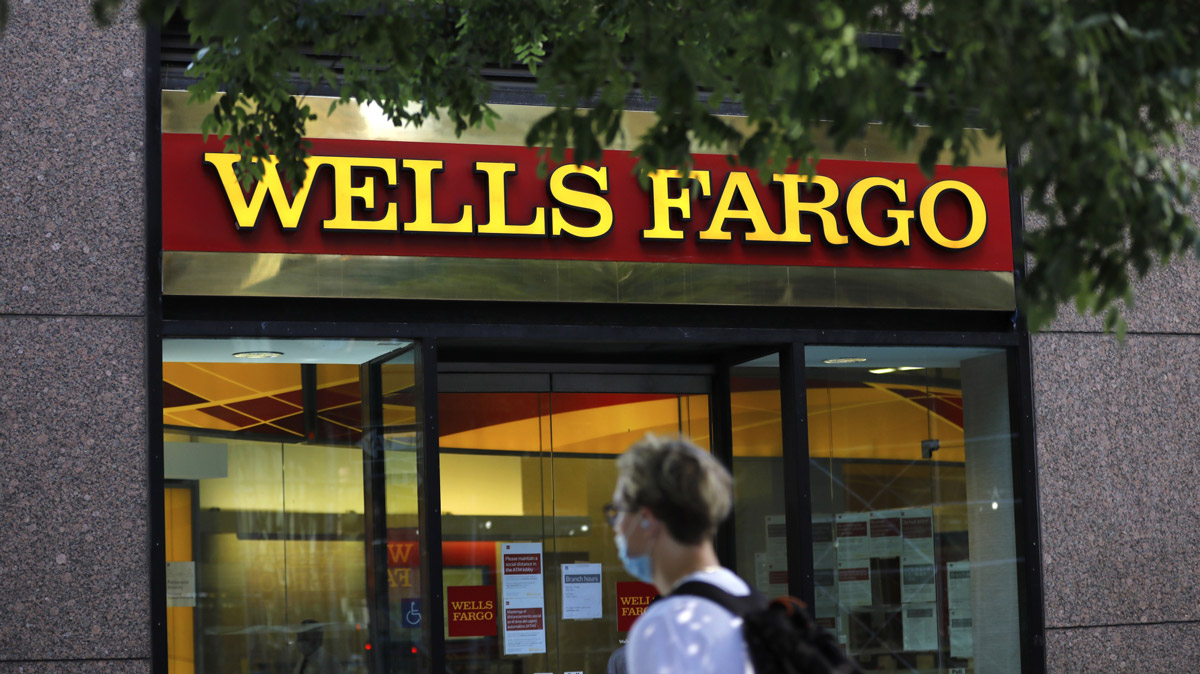 Уоррен Баффет продал акции Wells Fargo — это бычий сигнал для золота и биткоина