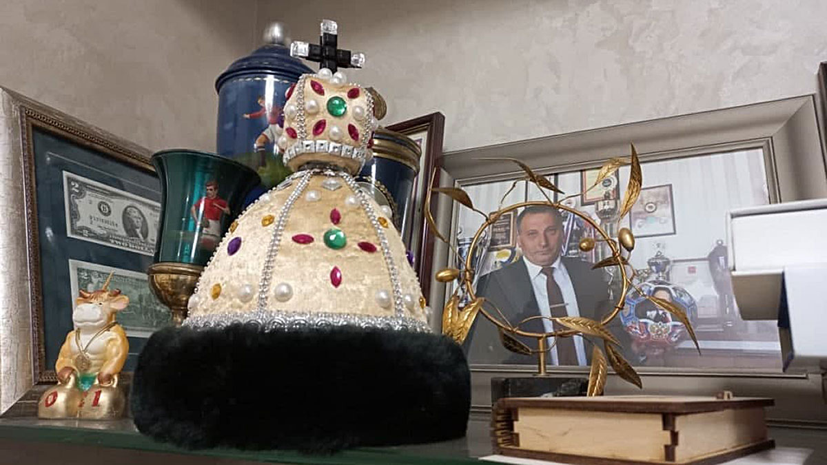 Ректор университета намайнил на шапку Мономаха, золотую сантехнику и чучела животных