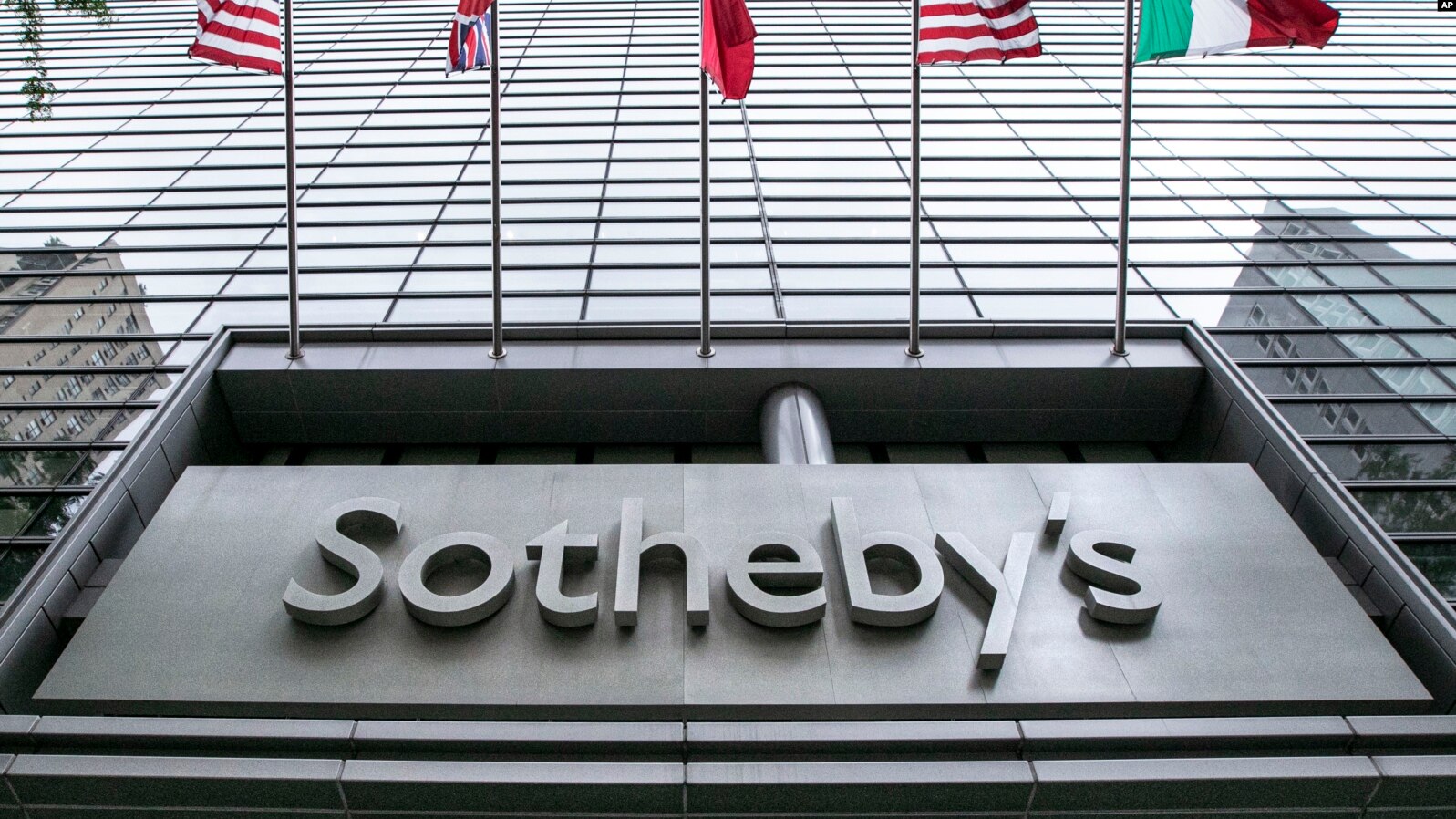 Аукционный дом Sotheby наварил $100 млн на продаже NFT в этом году